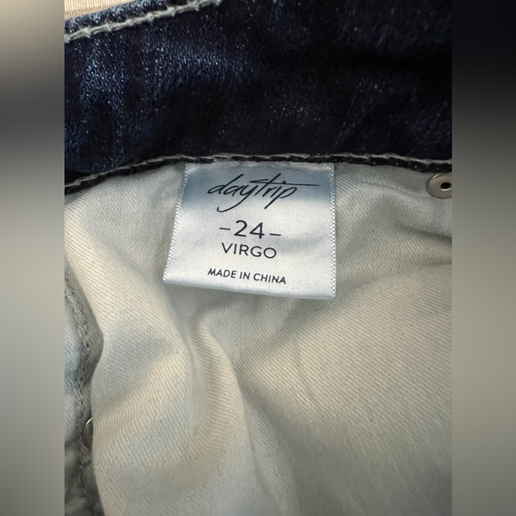 DAYTRIP VIRGO BUCKLE Distressed + Faded  Denim Crop Jeans Size 24 29x24 - Picture 8 of 11